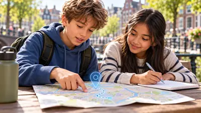 Jongen wijst op een plattegrond een route aan terwijl een meisje aantekeningen maakt