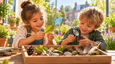 Meisje voelt aan een blad en jongen bekijkt een dennenappel door een vergrootglas, met een bak vol natuurschatten