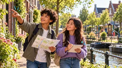 Twee tieners lopen met een plattegrond en notitieboek langs de gracht en wijzen iets aan in hun buurt